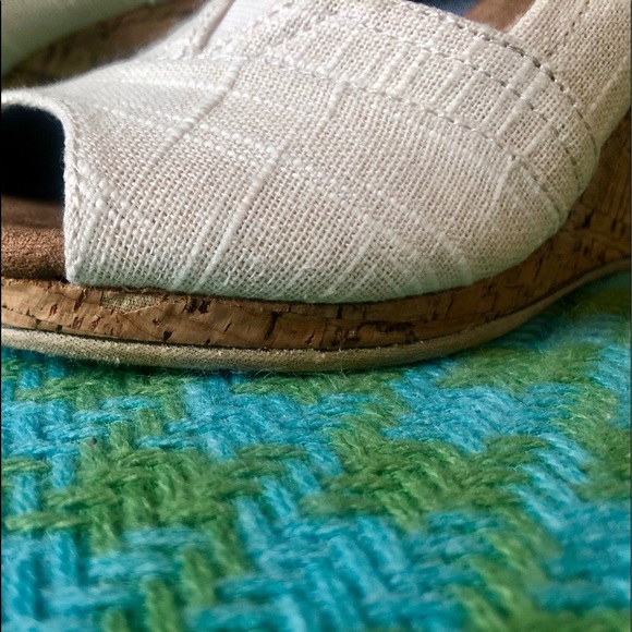 TOMS 5.5W Canvas Peep Toe Oatmeal Wedges - Picture 5 of 5